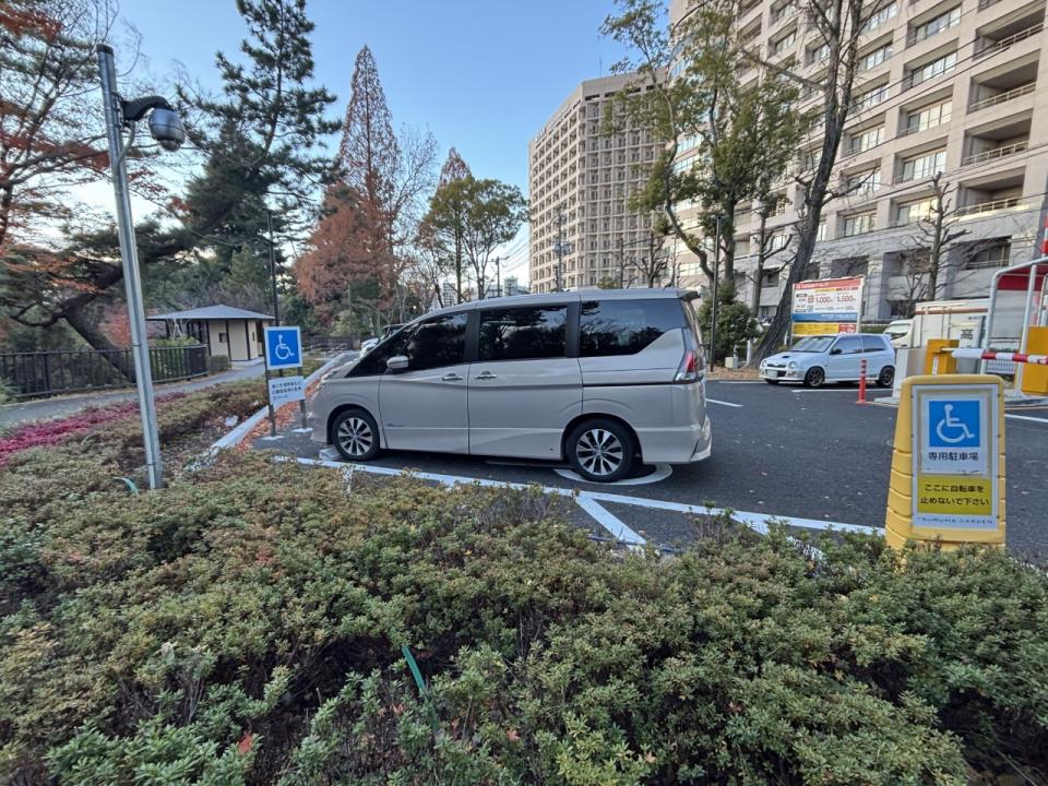 鶴舞公園秋の池駐車場(障害者用スペース)の写真