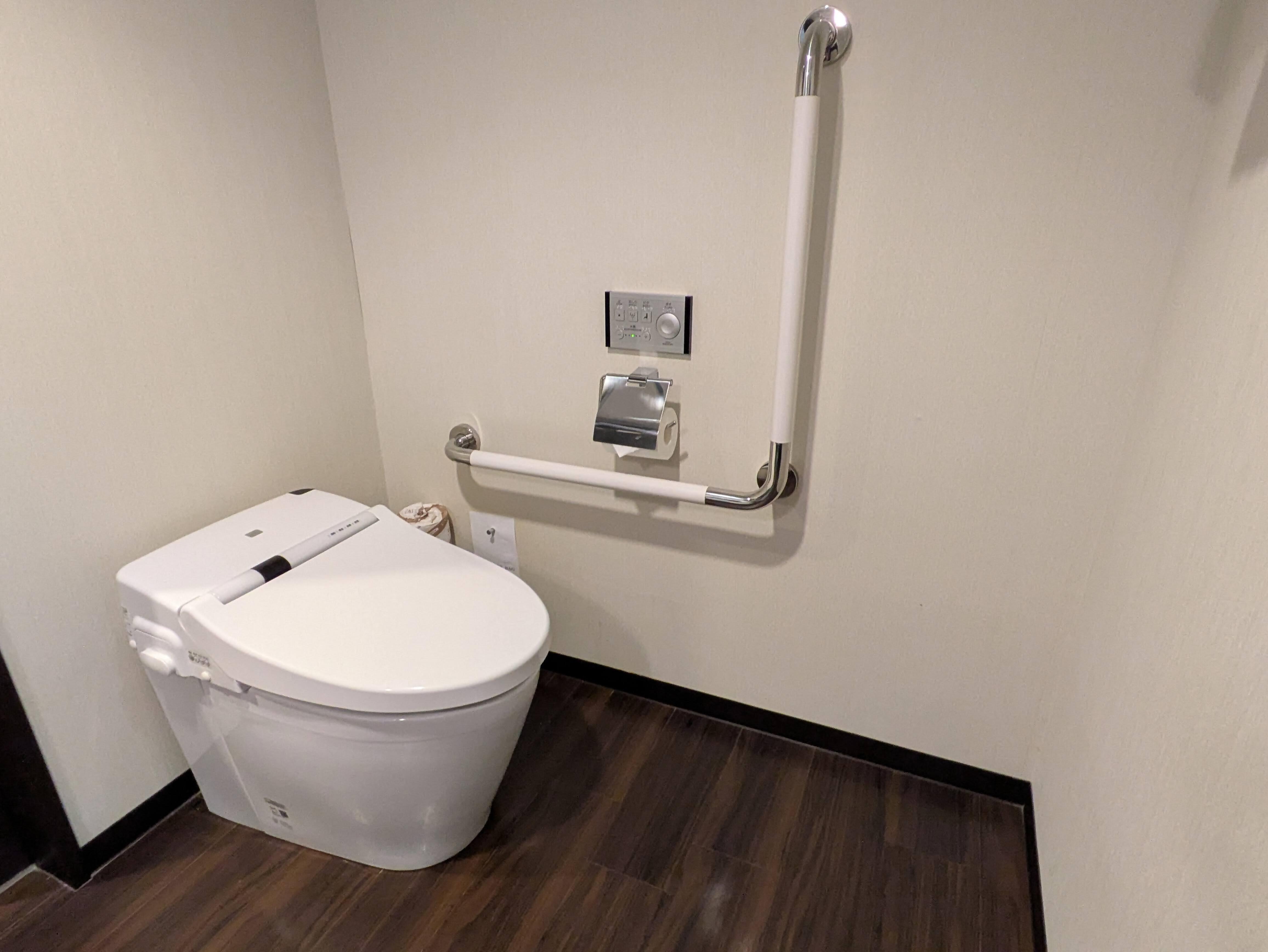 バリアフリールームのトイレの写真