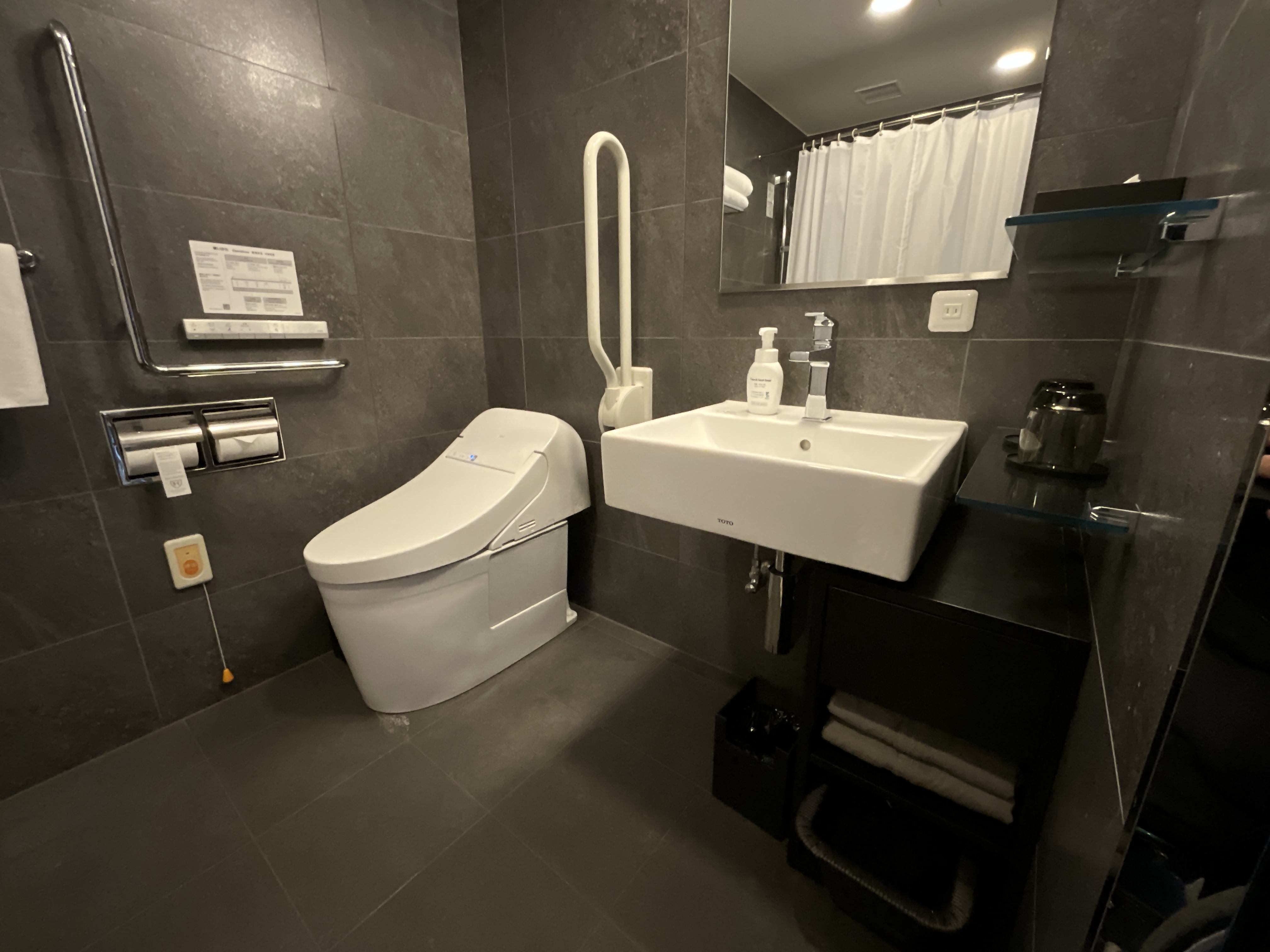 バリアフリールームのトイレの写真