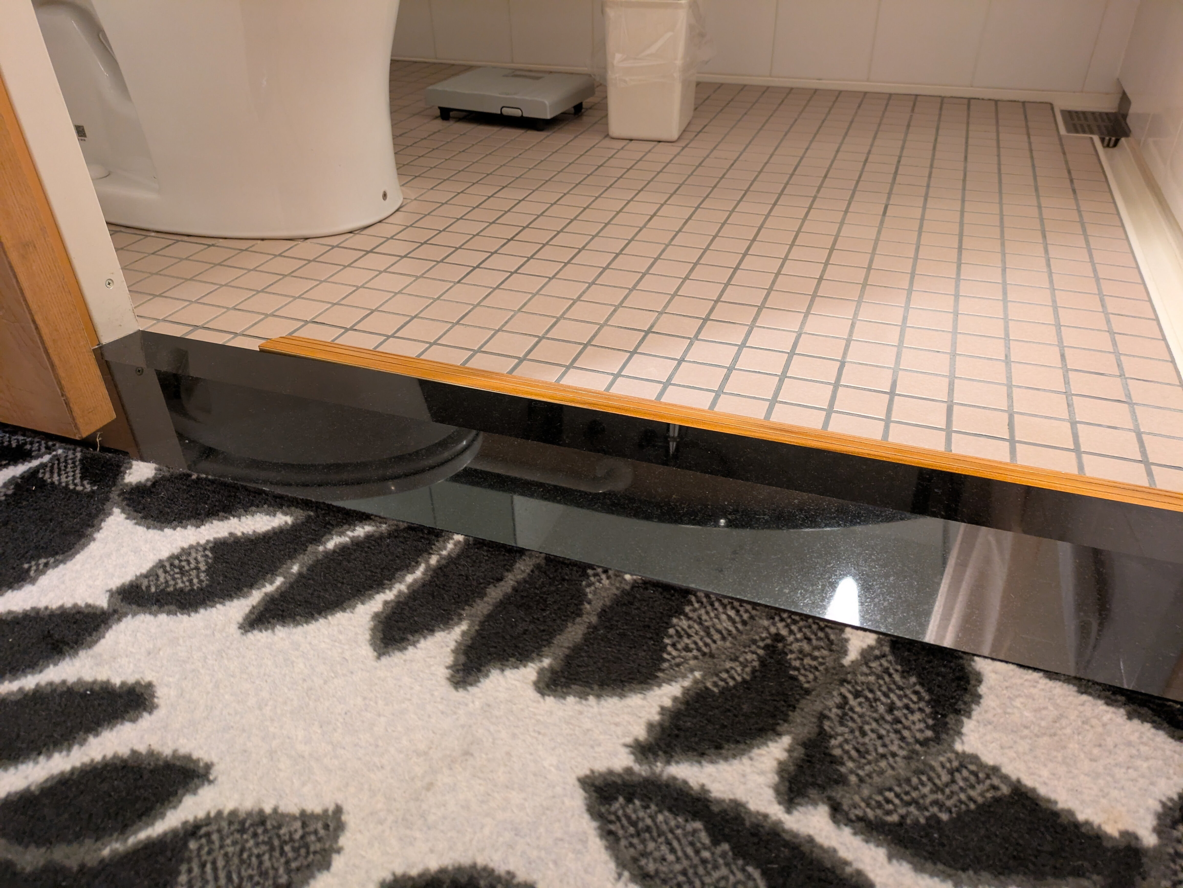 バリアフリールームのトイレ入口の写真