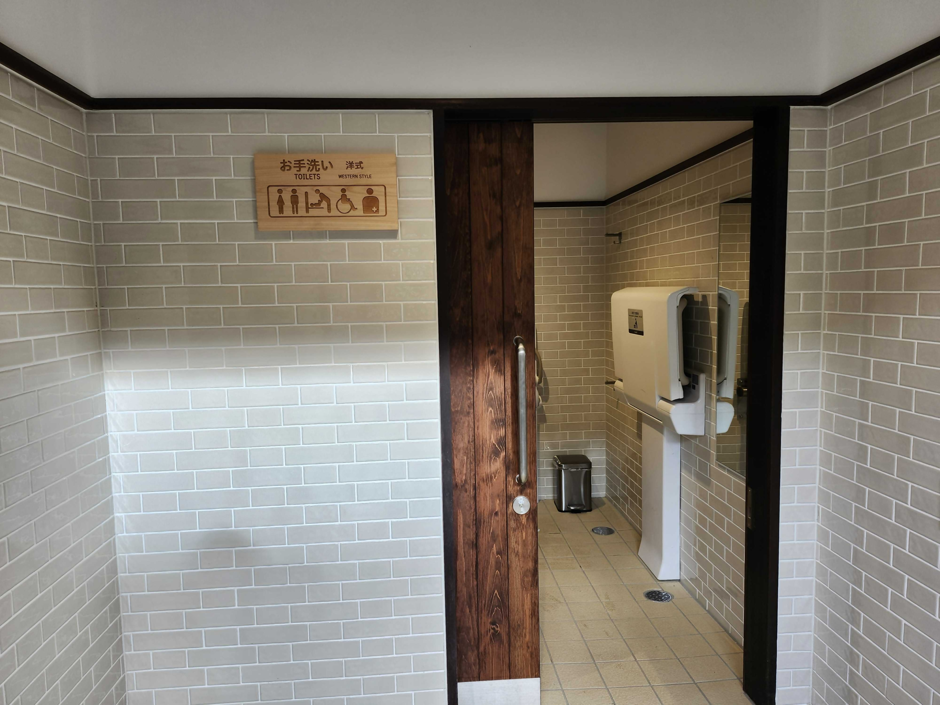 正門無障礙廁所外觀(照片)