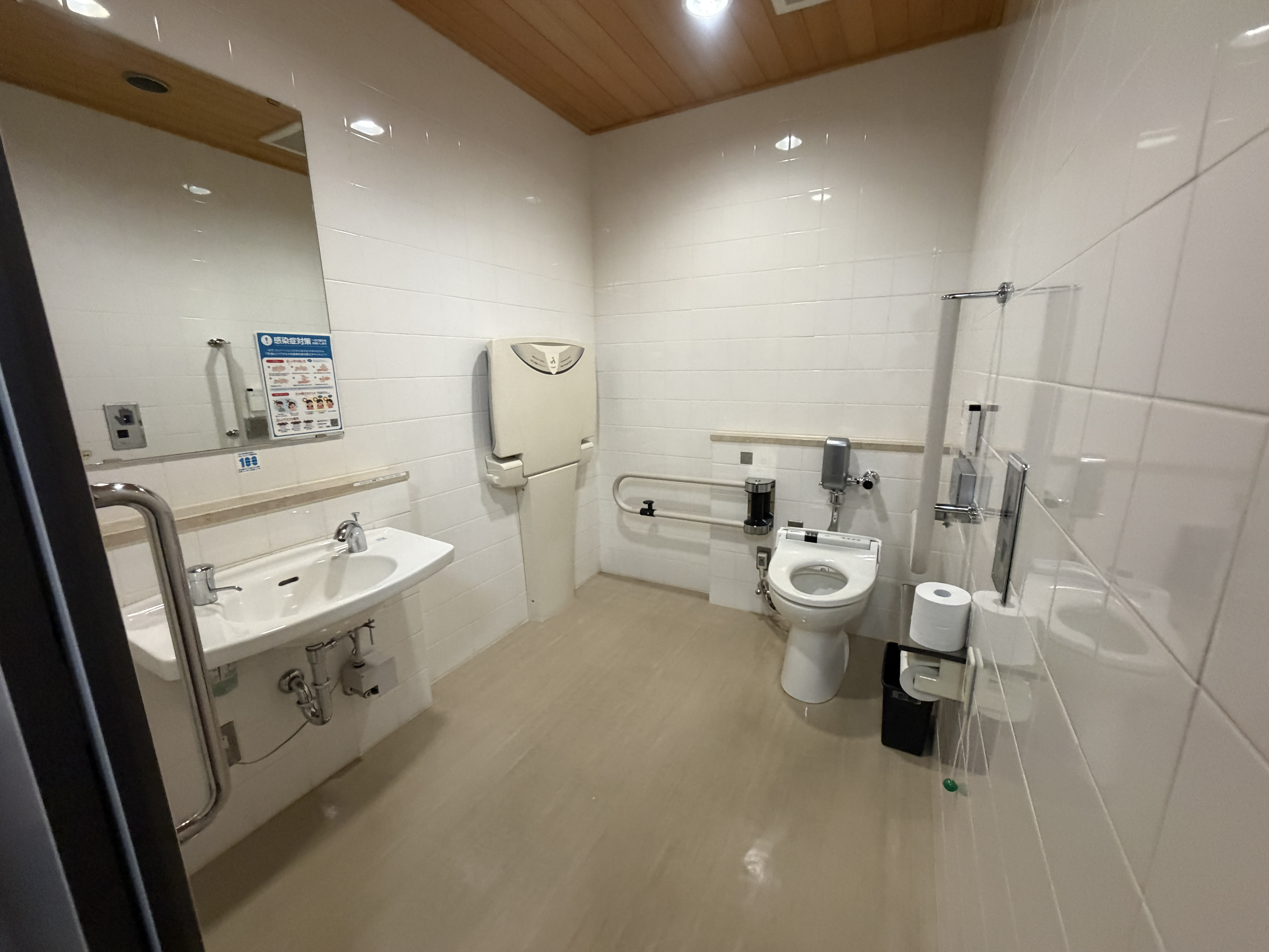 Ảnh bên trong nhà vệ sinh hỗ trợ không rào cản